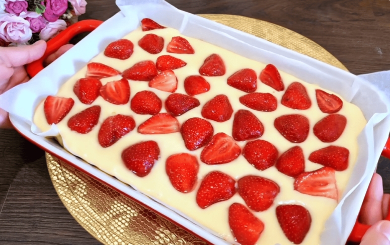 Смачний ягідний пиріг буквально за 5 хвилин: у вас будуть всі просити цей рецепт